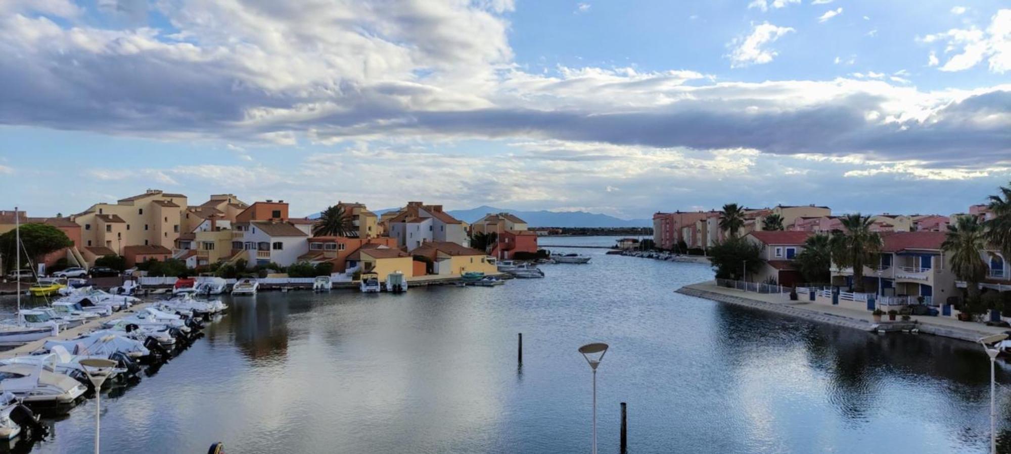 Avec Vue Sublime Sur L'etang Et Les Montagnes Catalanes